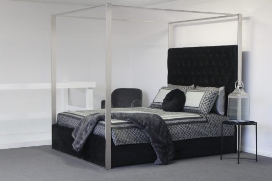 Alexandria Queen 4 Poster Tufted Bed Velluto Luxe Black velvet/Chrome