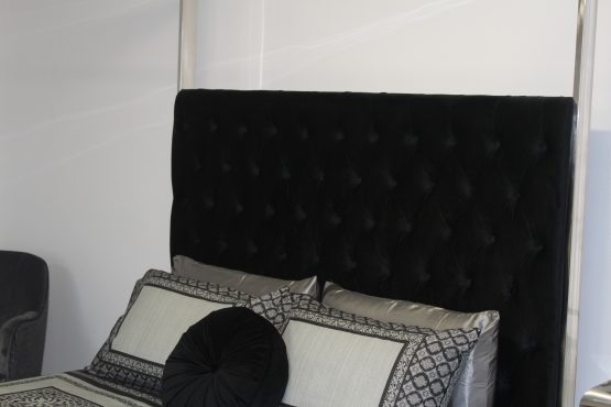 Alexandria Queen 4 Poster Tufted Bed Velluto Luxe Black velvet/Chrome
