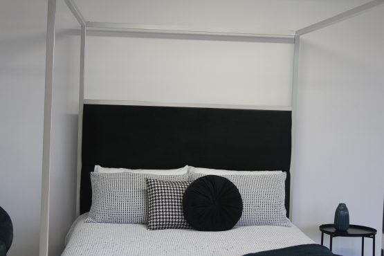 Jordana King 4 Poster Bed Velluto Luxe Black velvet/Chrome